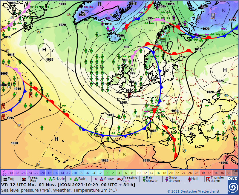 Pogoda. Prognozowana sytuacja synoptyczna nad Europą w poniedziałek wraz z ułożeniem kluczowych frontów atmosferycznych kształtujących pogodę - obszar Polski zachodniej w zasięgu frontu chłodnego